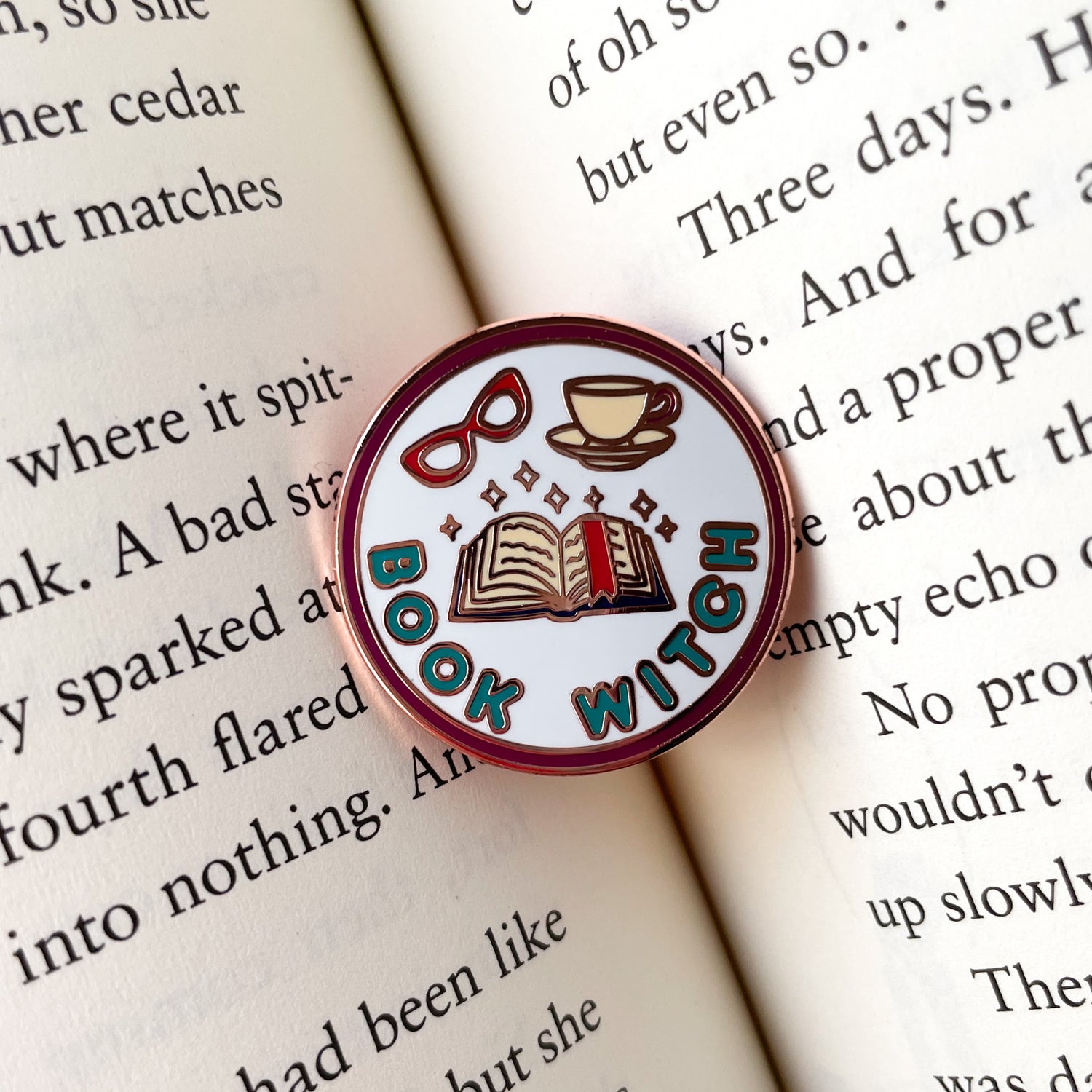 Book Pin: Books Are Magic – Ideal Bookshelf